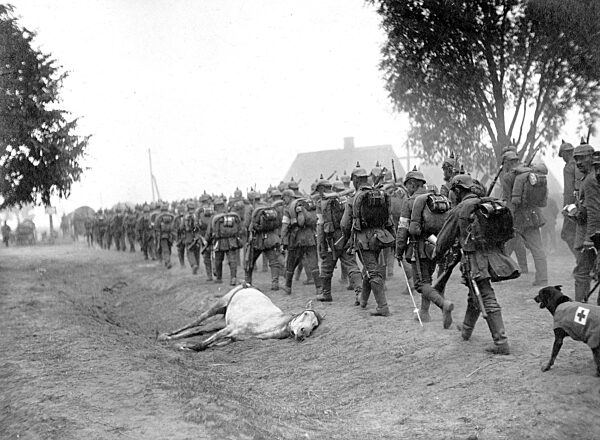 German soldiers march on the Eastern front, 1915