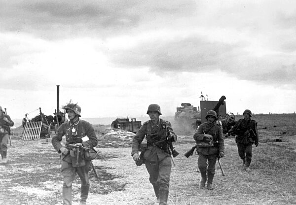 German soldiers advancing in the encirclement battle of Kiev, 1941