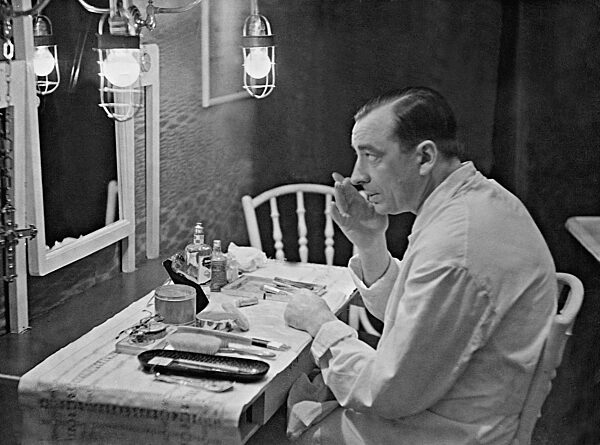 Curt Götz in seiner Künstlergarderobe, 1931