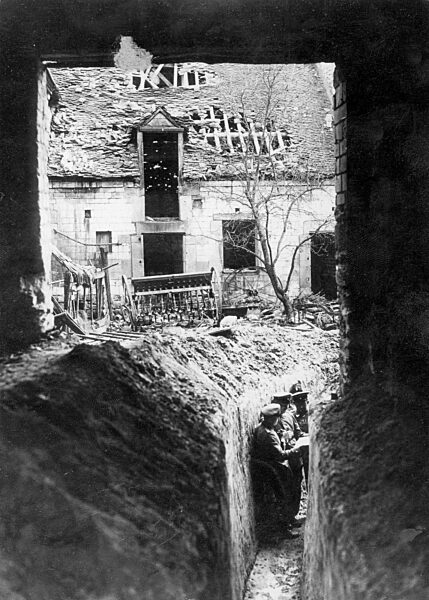 Deutsche Offiziere besichtigen einen französischen Graben, 1915