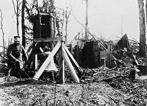 Soldat auf Gasalarmposten an der Westfront, 1917
