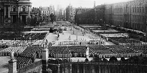 Guard recruits sworn in Berlin, 1908
