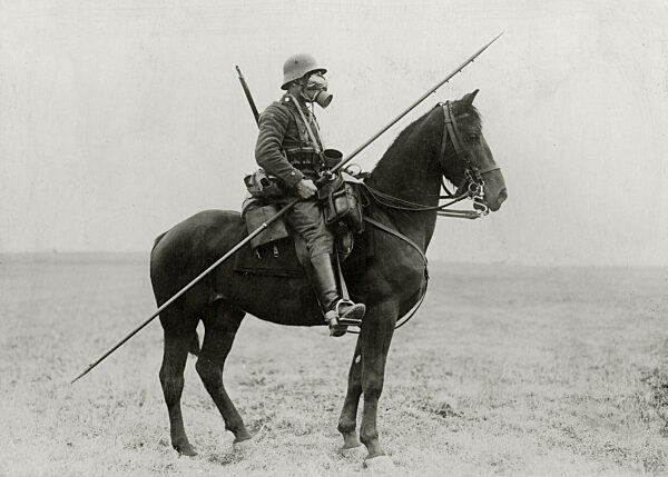 Meldereiter mit Gasmaske an der Westfront, 1917