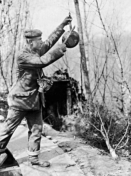 Soldat gibt Gasalarm, 1917