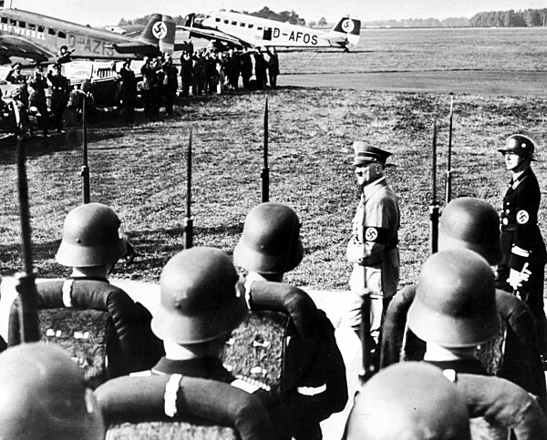 SS-Leibstandarte Adolf Hitler empfängt Hitler auf dem Nürnberger Flughafen, 1937
