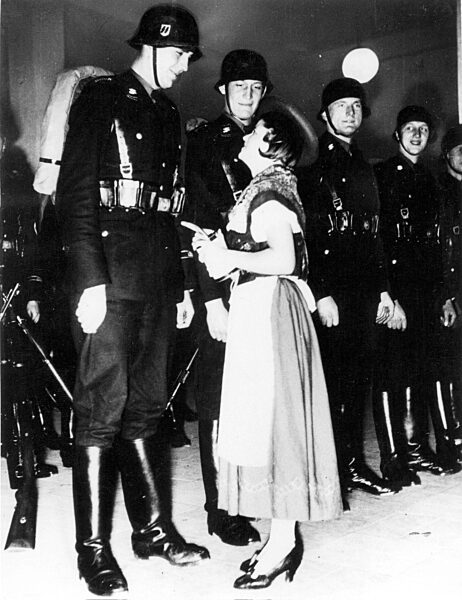 SS-Leibstandarte Adolf Hitler wird von österreichischem Mädchen angehimmelt