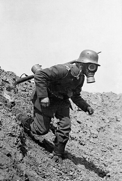 Meldegänger mit Gasmaske im Ersten Weltkrieg