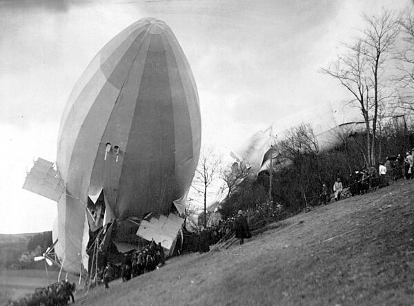 Bergung des zerstörten Militär-Luftschiffes 'Z II' (LZ 5), 1910