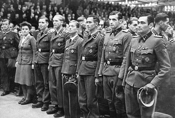 Otto Skorzeny with members of a special unit of German paratroopers, 1943