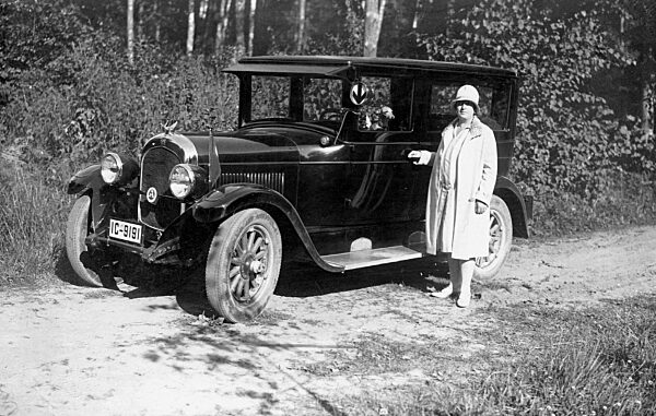 Frau neben einem Chrysler, 1927