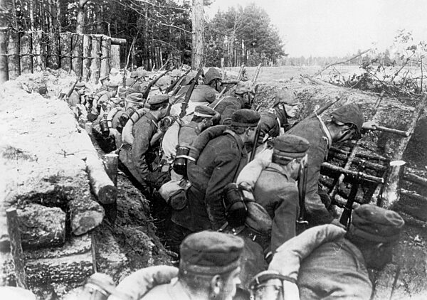 Deutsche Soldaten vor dem Sturm, 1914