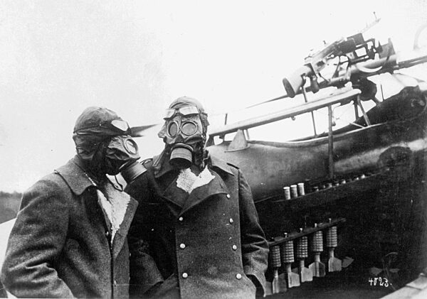 Deutsche Schlachtflieger mit Gasmaske vor einem Einsatz, 1916