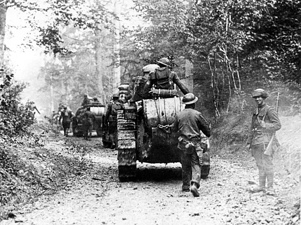 Amerikanische Soldaten mit Tanks beim Vormarsch,1918