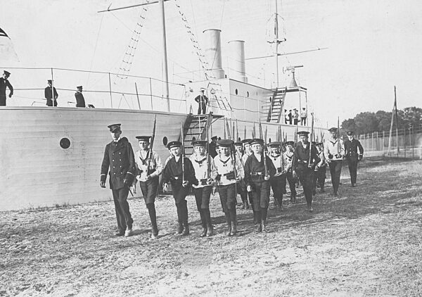 Kinder exerzieren an einem "Übungsschiff" am Strand von Swinemünde, 1913