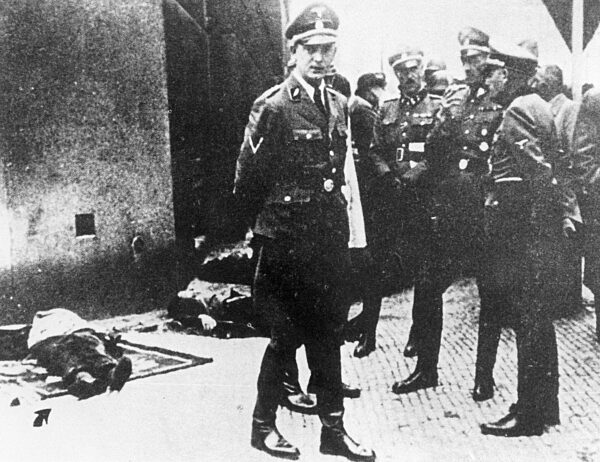 Karl Hermann Frank mit Leichen der Heydrich-Attentäter, 1942