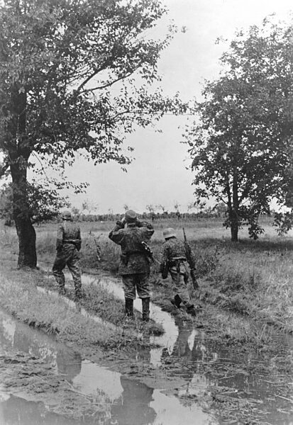 SS police grenadiers during combat in Hungary, 1944