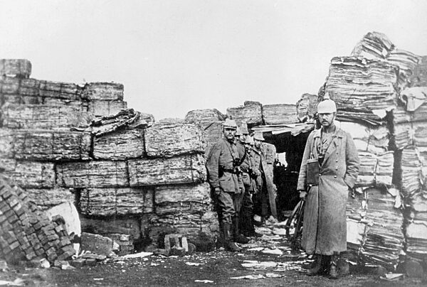 Deutsche Soldaten in einer Stellung aus Papierballen, 1915