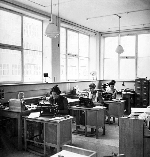 Frauen bei der Büroarbeit , 1932
