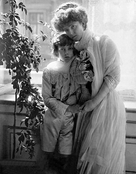 Herzogin Marie Gabriele in Bayern mit Prinz Luidpold von Bayern