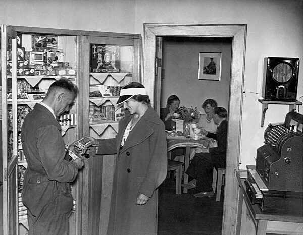 Erfrischungsraum in einer Tankstelle an der Reichsautobahn, 1939