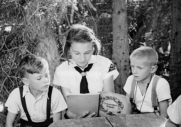 BDM-Mädchen betreut Kinder, 1943