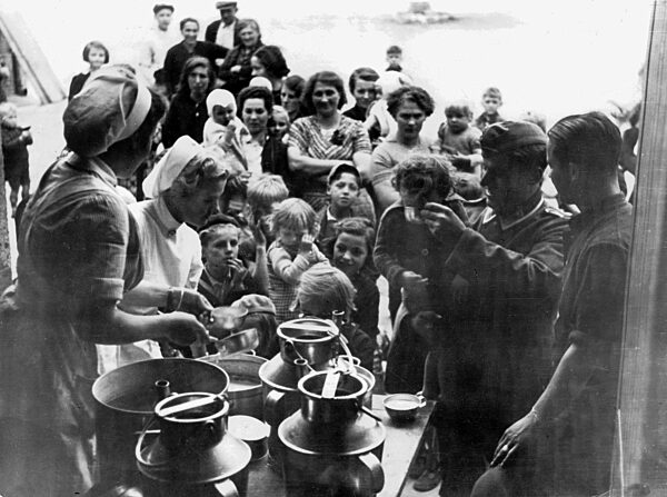 Versorgung von Flüchtlingen an der Ostfront, 1944/45