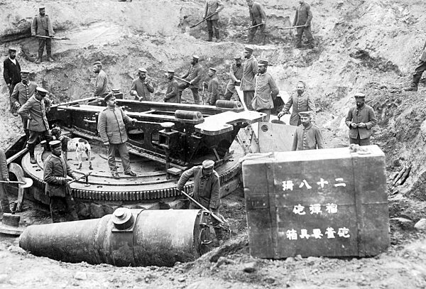 German artillery depot in Grodno exposes a howitzer, 1915