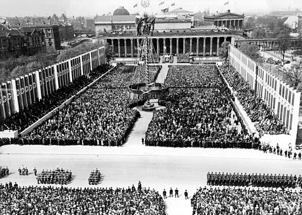 Kundgebung zum 1. Mai 1938 im Berliner Lustgarten