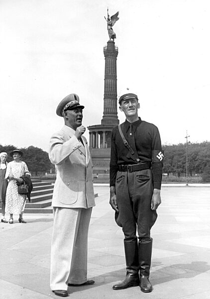 Guide service of 'Strength Through Joy' in front of the Siegesaeule (Victory column), 1936