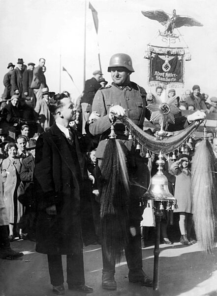 Ein Soldat der SS-Leibstandarte Adolf Hitler wird bewundert beim Anschluss Österreichs 1938