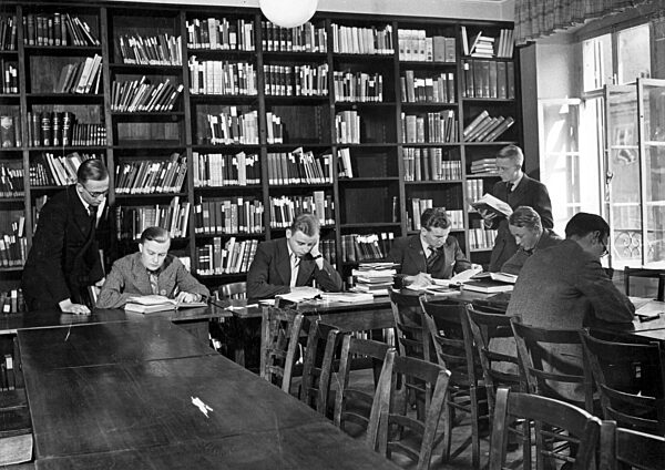 Students in the library, 1936