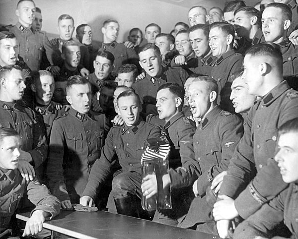 SS-Leibstandarte Adolf Hitler beim gemeinsamen Singen 1938