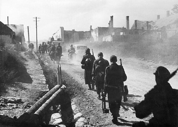 Deutsche Soldaten auf dem Marsch an der Ostfront, 1944