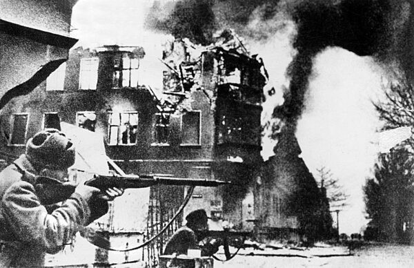 Soviet troops fighting during fight acts in Koenigsberg, 1945