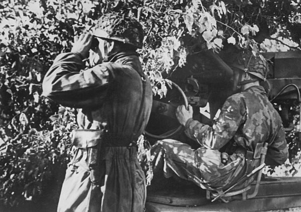 Flak with paratroopers on the Western Front, 1944