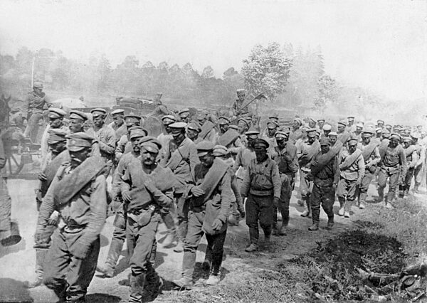 Russian soldiers are taken prisoner, 1916