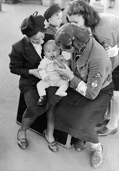 BDM-Mädchen betreuen eine Frau und ihr Kind bei der Kinderlandverschickung, 1943