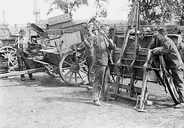 Demontage von deutschen Munitionswagen, 1919