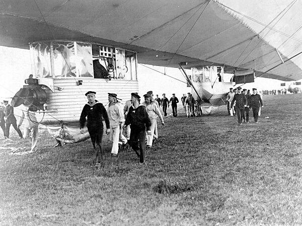 Landung des Marine-Luftschiffs 'L 2' (LZ 18) in Johannisthal, 1913