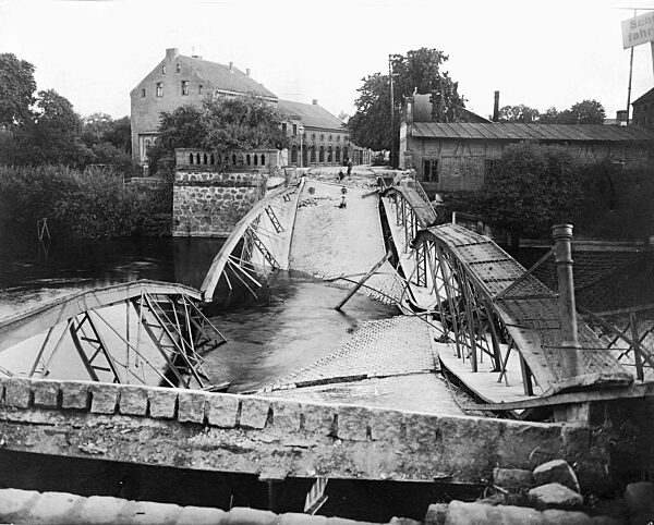 Destroyed bridge in Bartenstein, 1914