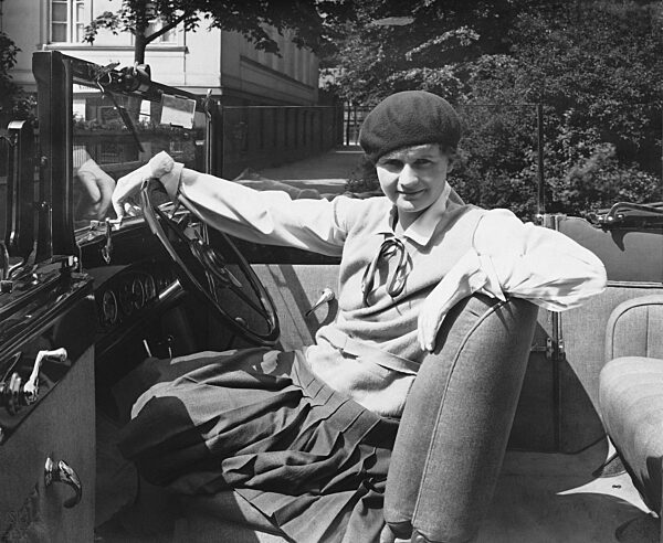 Madeleine von der Heydt am Steuer ihres Wagens, 1929