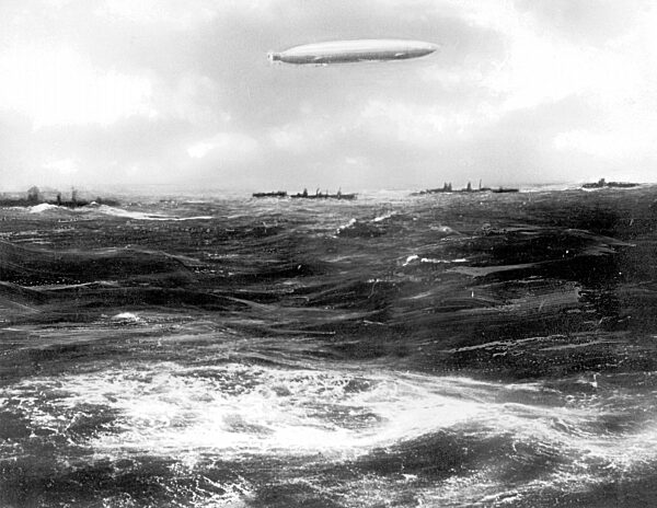 Marine-Luftschiff 'L 1' (LZ 14) bei einem Flottenmanöver im Einsatz, 1913