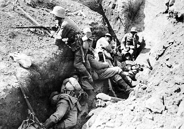 German soldiers during a rest in a trench at the Western Front, 1917