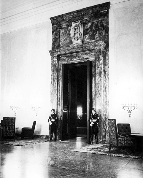 Posten der 'Leibstandarte-SS Adolf Hitler' vor Hitlers Arbeitszimmer