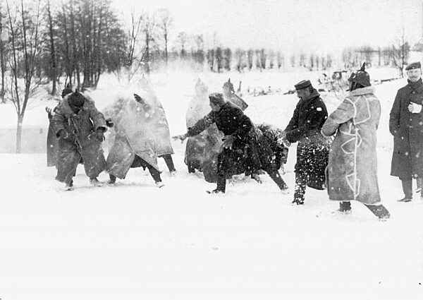 Snow ball fight on the Eastern front, 1915