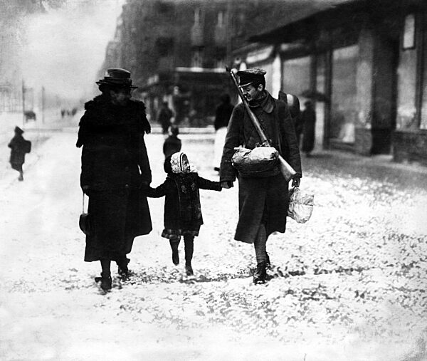 Heimkehrender Soldat mit Familie, 1918