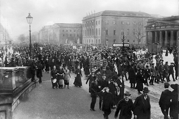 Demonstranten bei Beginn der Novemberrevolution, 1918