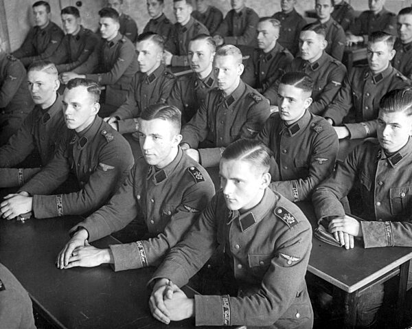 SS-Leibstandarte Adolf Hitler beim politischen Unterricht 1938