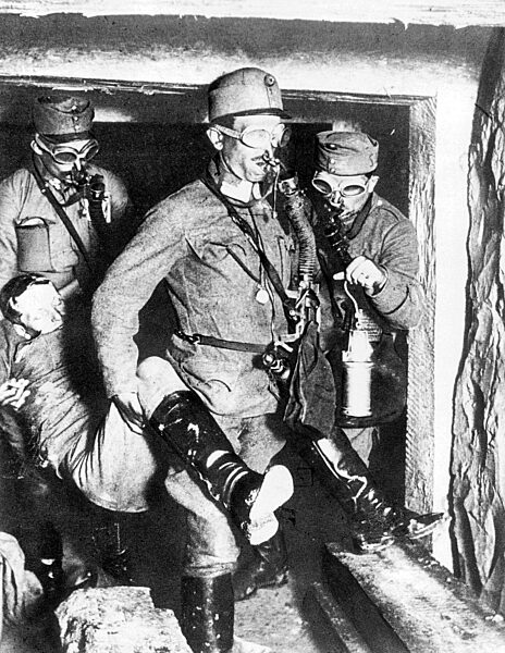 Österreichische Mineure in einem Stollen, 1918