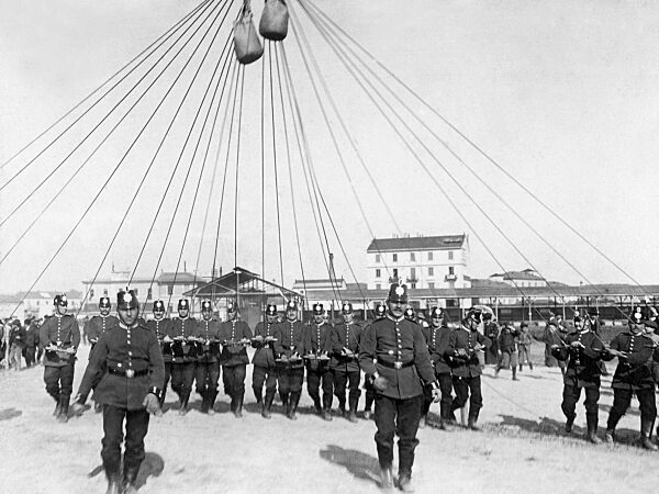 Luftschiffer vor dem Aufstieg eines Ballons, 1906